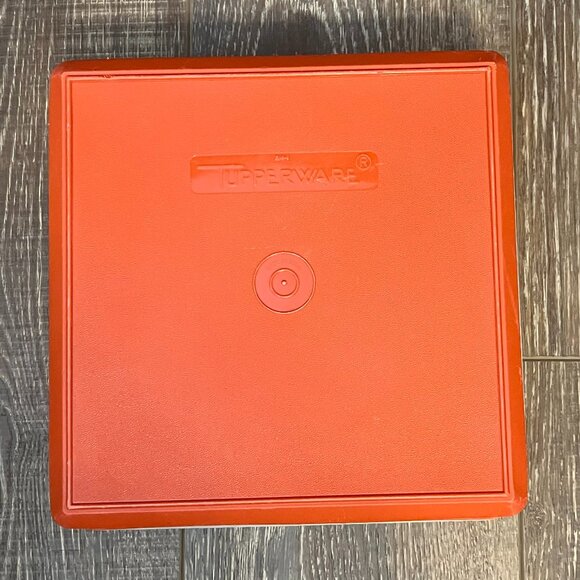 Tupperware Square Container with Lid - Picture 4 of 10